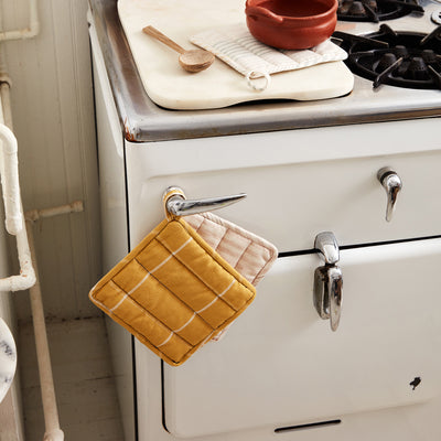 collection photo of aprons + oven mitts image 89